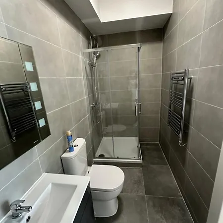 Apartment Perfect With Outdoor Patio *